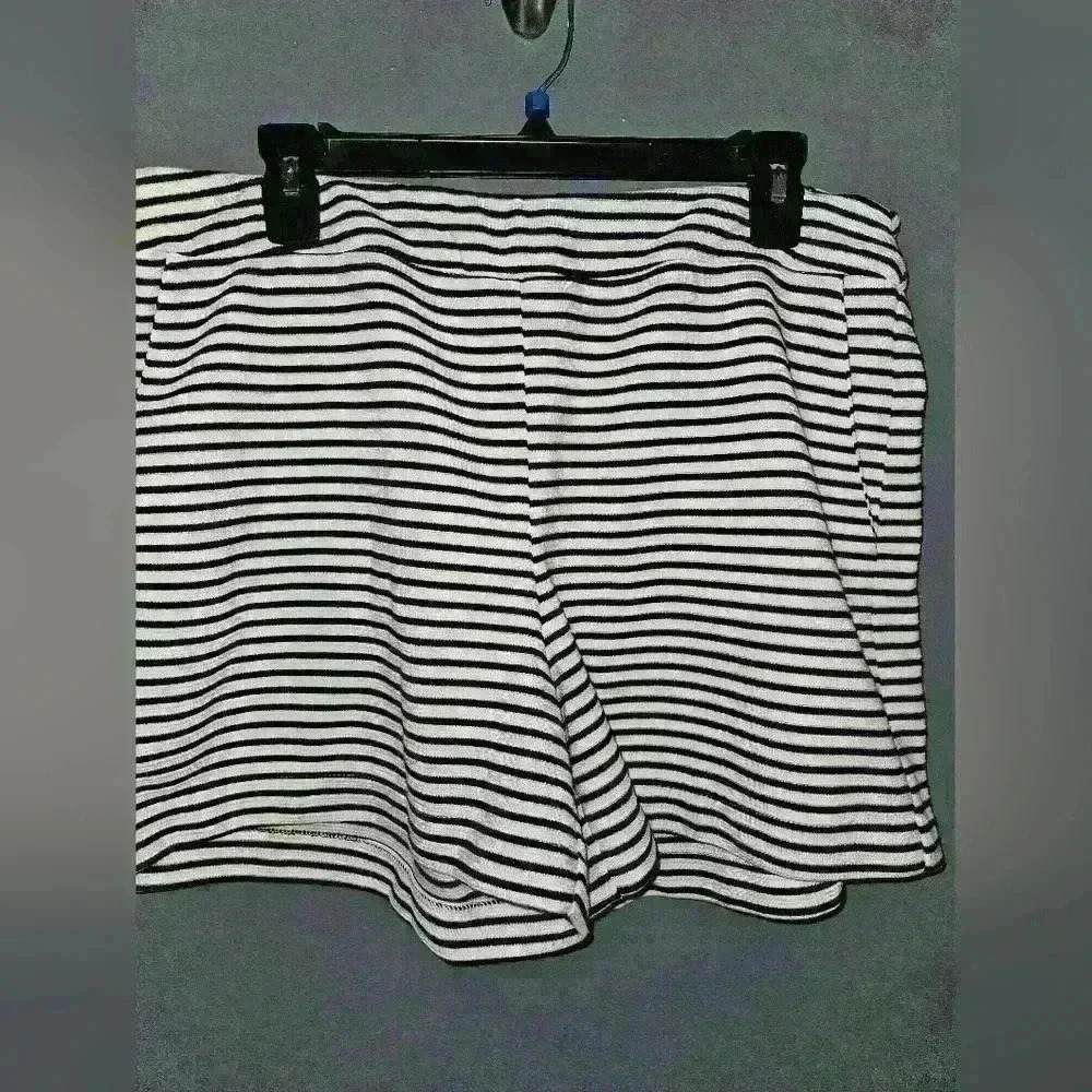 Darjoni Womans Striped Shorts Size XL